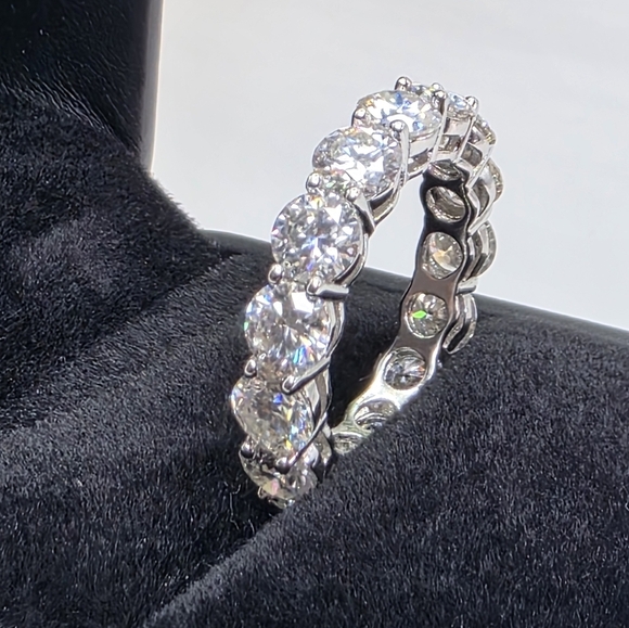 💎 7.5 Ct Moissanite Eternity Band – Elegant Sparkle - Picture 5 of 6